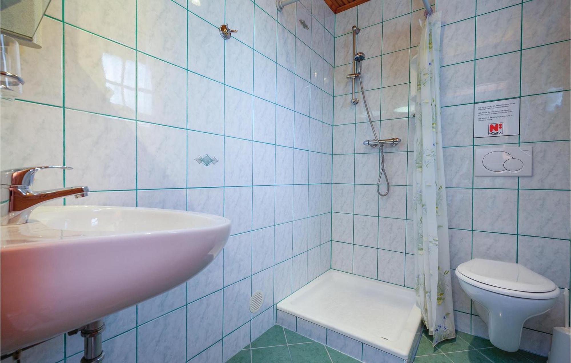 1 Bedroom Cozy Apartment In ツリクヴェニツァ エクステリア 写真